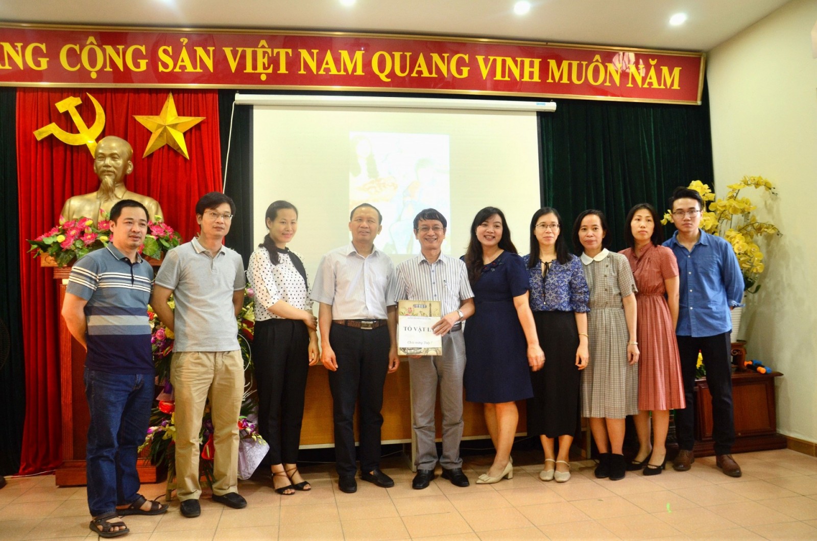 Các thầy cô tổ Vật lý chúc mừng thầy Tô Xuân Hải